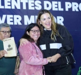  Cecilia Patrón entrega lentes gratuitos a 513 personas en El Roble Agrícola.