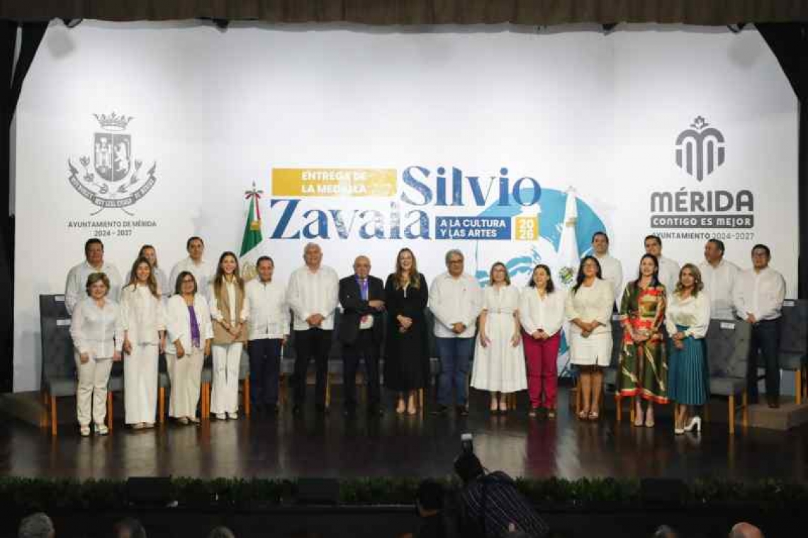 Cecilia Patrón entrega la Medalla Silvio Zavala a la Cultura y las Artes 2026 a Mario Ruz Sosa, por su trayectoria en la preservación de la cultura maya.