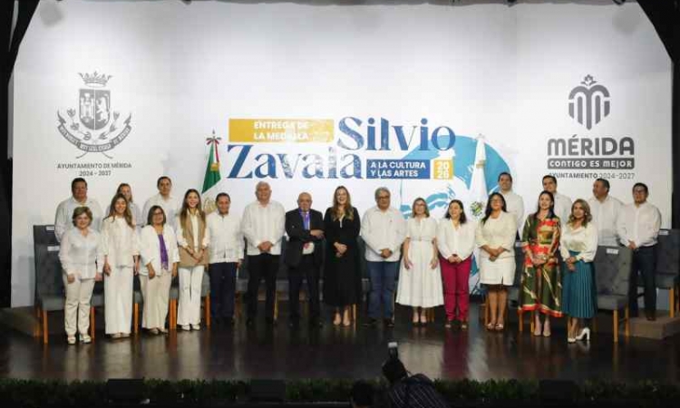 Cecilia Patrón entrega la Medalla Silvio Zavala a la Cultura y las Artes 2026 a Mario Ruz Sosa, por su trayectoria en la preservación de la cultura maya.