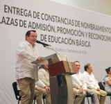   CECILIA, LA ALCALDESA DE MÉRIDA REPARTIO COBIJAS EN LA PUERTA DEL H'ORAN.