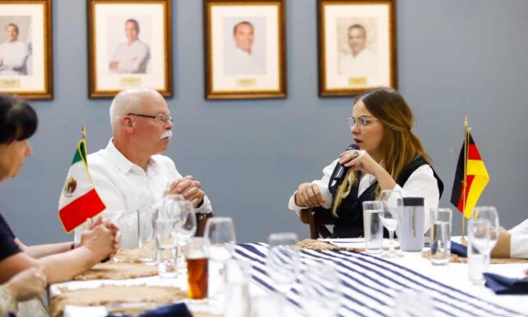  Cecilia Patrón recibe visita del embajador de Alemania.