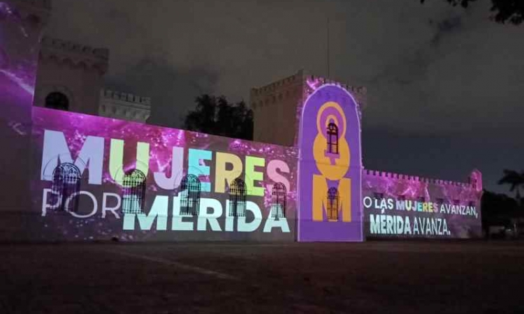 Ayuntamiento de Mérida presenta un videomapping conmemorativo del 8M en La Peni.