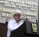 Honra Cecilia Patrón la lucha de las mujeres meridanas con la iluminación del Palacio Municipal de Mérida.