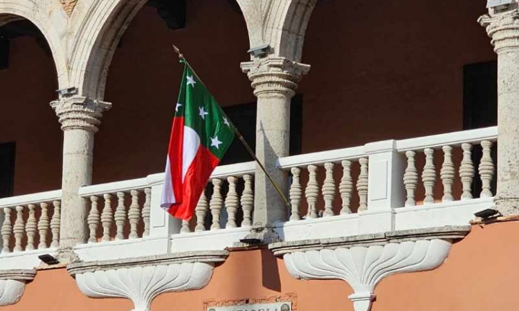  La bandera de Yucatán vuelve a ondear en Palacio Municipal.
