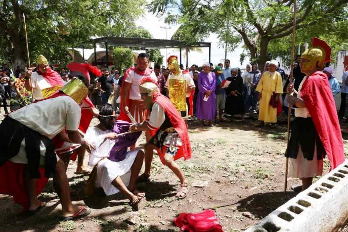 REPRESENTAN EL VIACRUCIS EN EL CERESO DE MERIDA.