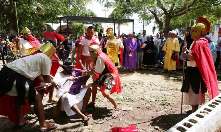 REPRESENTAN EL VIACRUCIS EN EL CERESO DE MERIDA.