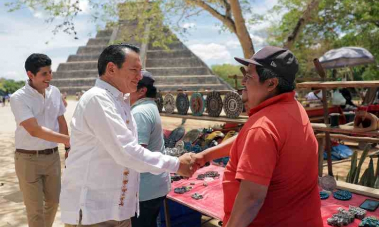 IMPULSAN MEJORES CONDICIONES PARA ARTESANAS Y ARTESANOS EN CHICHEN ITZA.