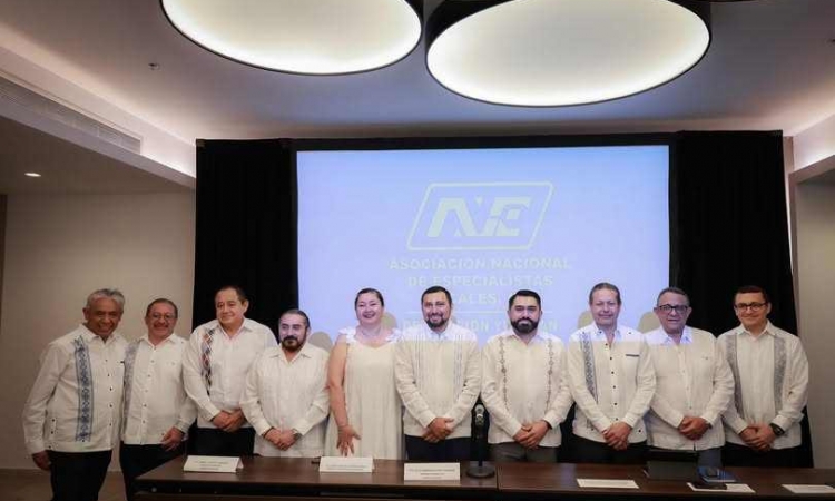 EL HISTORIAL CREDITICIO DE YUCATAN ESTÁ BIEN CALIFACADO INFORMO EL TITULAR DE SAF, JUAN SANCHEZ ALVAREZ EN LA TOMA DE PROTESTA DE LA NUEVA DIRECTIVA DE LA ANEFAC ESTATAL.