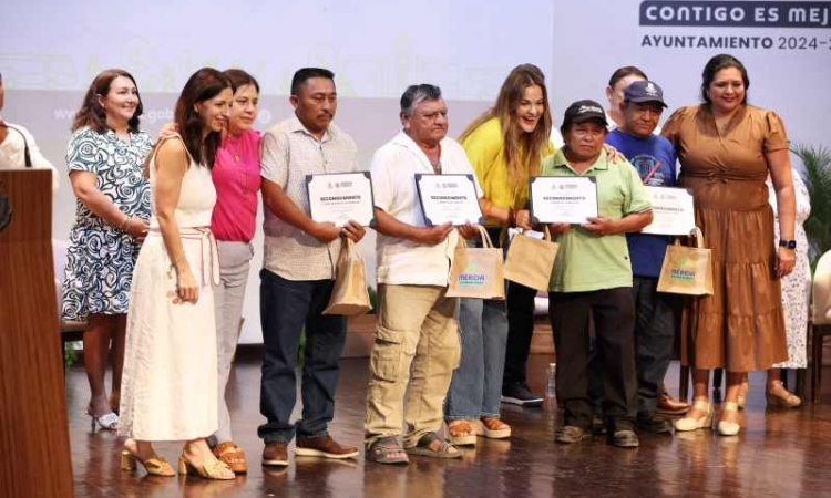 ﻿  Cecilia Patrón honra a 181 trabajadores que dedicaron su vida al servicio público de Mérida.
