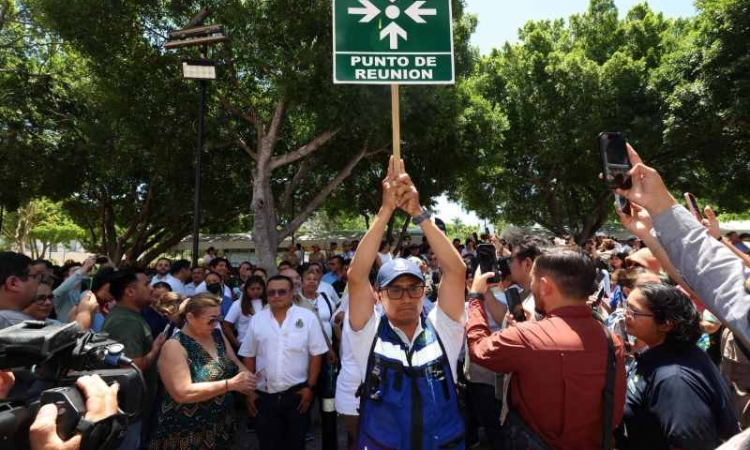 Más de 2,700 personas evacuadas en el Centro Histórico de Merida debido al Primer Simulacro Nacional 2026.