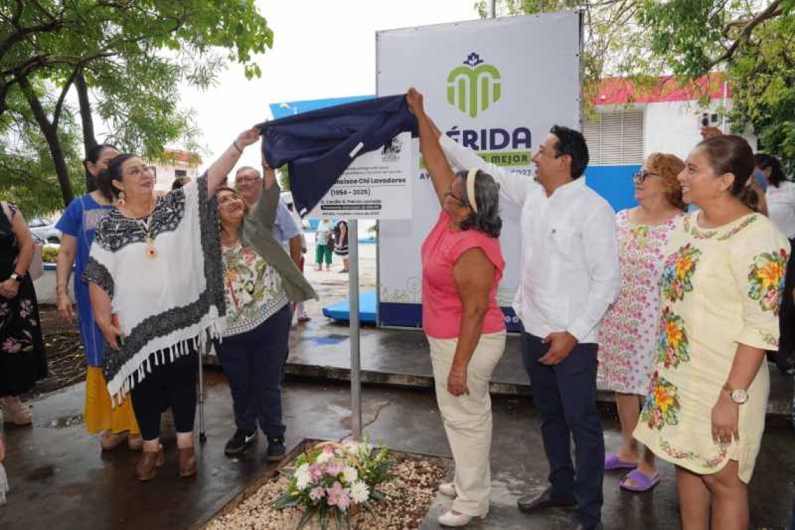 EN MEMORIA DEL ING. JOSE FRANCISCO CHI LAVADORES DEVELARON PLACA EN EL FRACCIONAMIENTO LAS AGUILAS.
