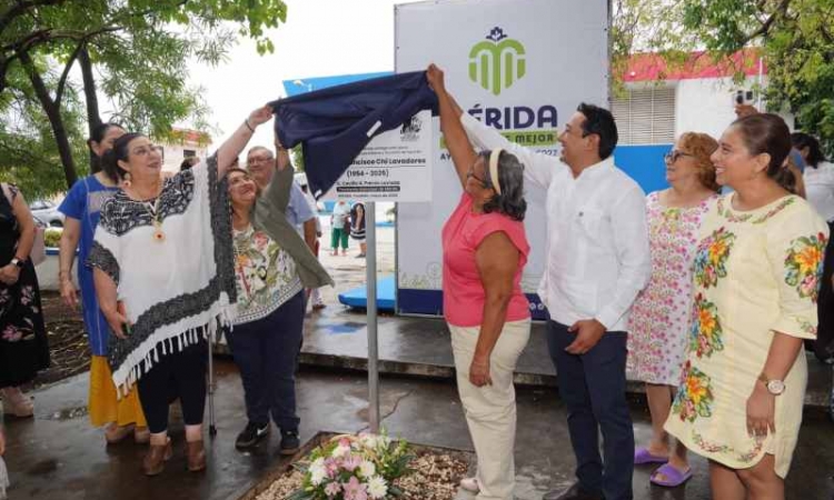 EN MEMORIA DEL ING. JOSE FRANCISCO CHI LAVADORES DEVELARON PLACA EN EL FRACCIONAMIENTO LAS AGUILAS.