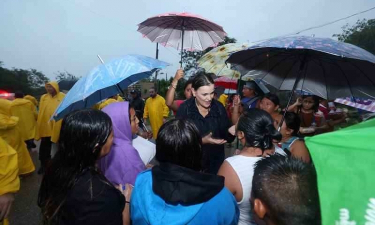 CECILIA PATRON LAVIADA RECORRE EL SUR DE MERIDA PARA ATENDER FAMILIAS AFECTADAS POR AGUACEROS