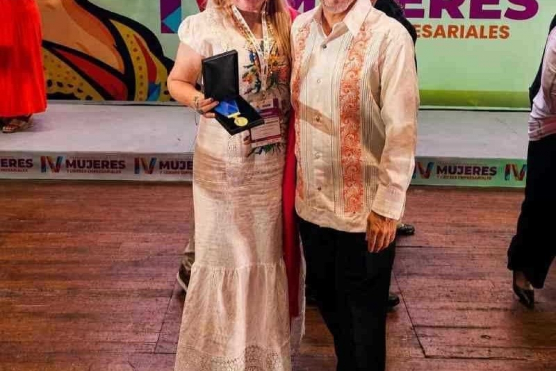  CELIA RIVAS RODRIGUEZ RECIBE EL GALARDON 