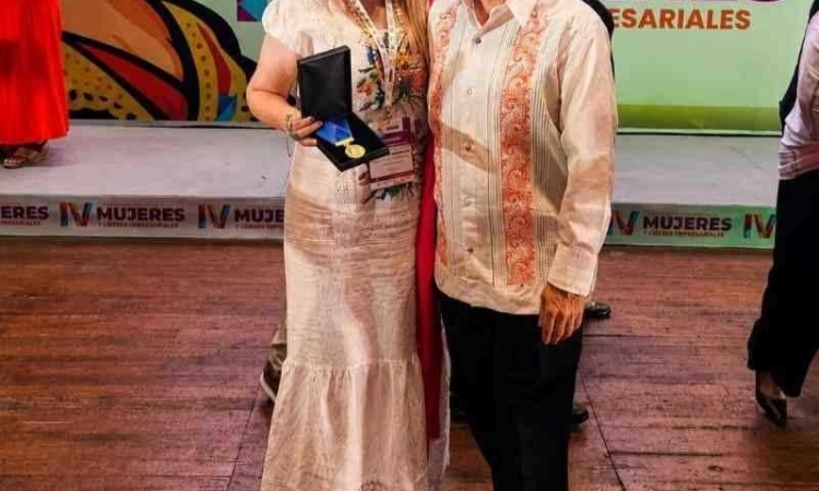  CELIA RIVAS RODRIGUEZ RECIBE EL GALARDON 