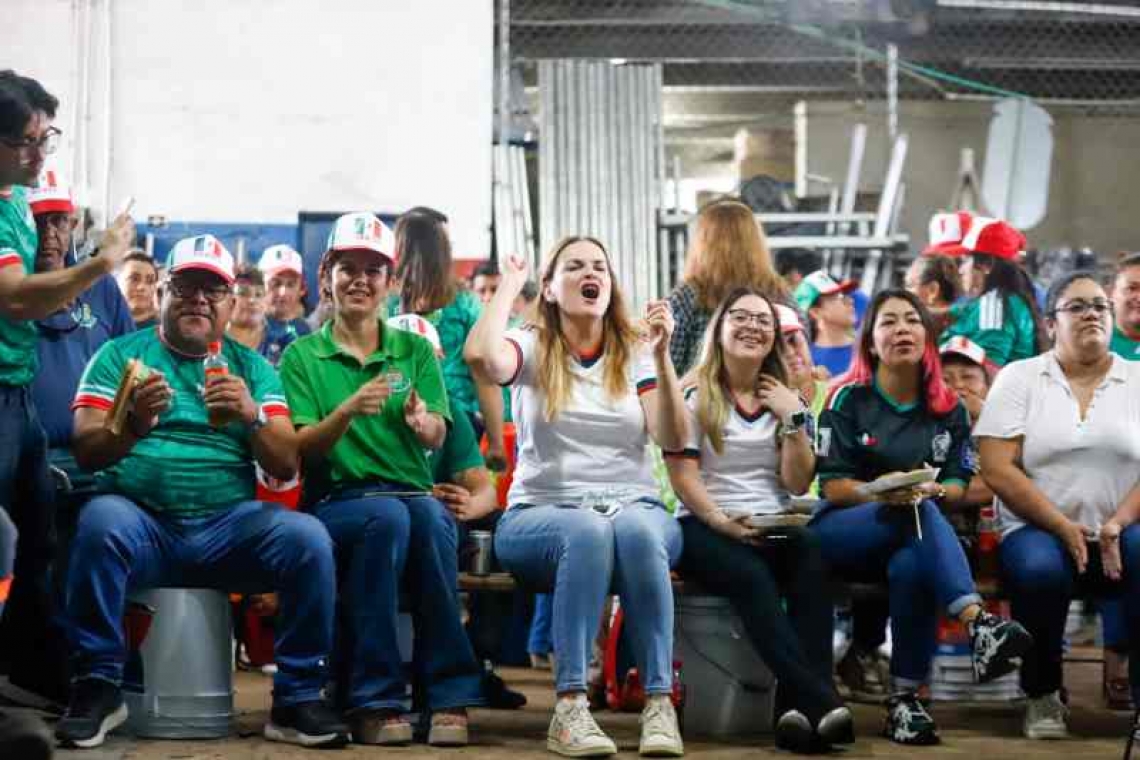   Cecilia Patrón comparte momento deportivo con colaboradores municipales, en reconocimiento a su labor de todos los días.
