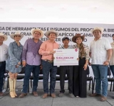   Cecilia Patrón comparte momento deportivo con colaboradores municipales, en reconocimiento a su labor de todos los días.