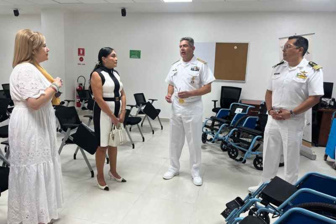 LUCIÉRNAGAS YUCATÁN ENTREGAN SILLAS DE RUEDS EN LA MARINA YUCALPETÉN.